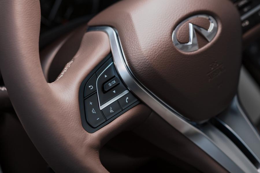 Детали интерьера Infiniti QX50 2.0t AWD 2018 года  (NA) (фото 26 из 76)